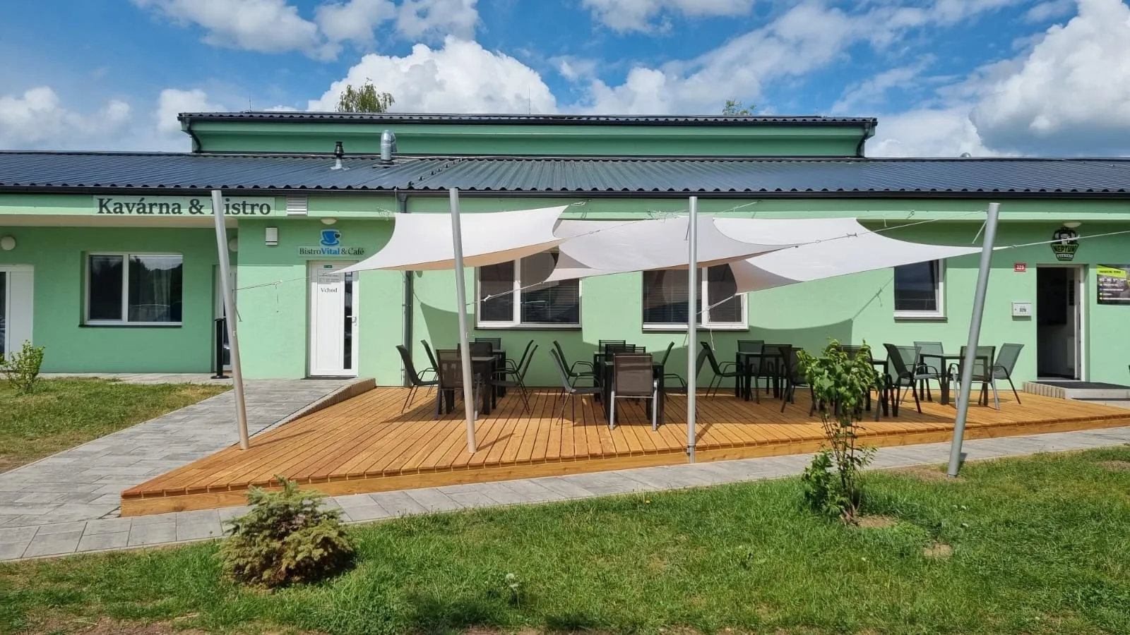 Stínící plachty nad venkovní terasou kavárny v Oseku u Hořovic
